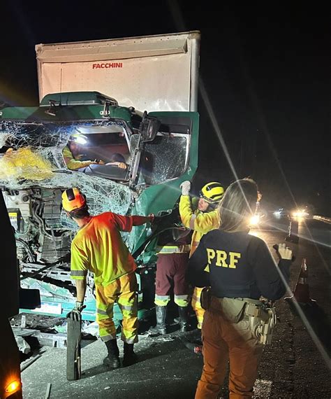 Caminhoneiro Fica Preso S Ferragens Ap S Colis O Na Dutra Em Pira