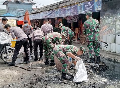 TNI Polri Satpol Dan BPBD DLHK Dan OPD Bersihkan Pasar Dan Tanam