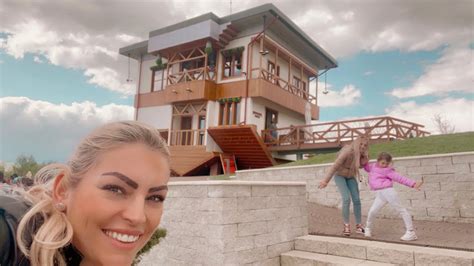 Emily Va A Visitare La Upside Down House La Casa Al Contrario Youtube