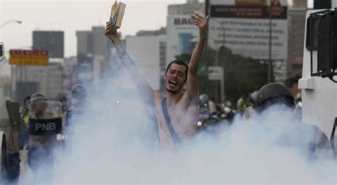 Crisis En Venezuela El Hombre Desnudo Que Protesta Se Viraliza En