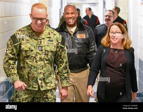 El Presidente Randi R Cosentino Ed D Del Colegio Comunitario Naval