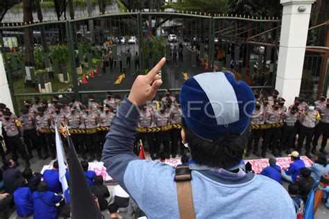 Unjuk Rasa Di Depan Kemendikbud Antara Foto