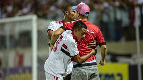 Torcedores invadem campo e ameaçam jogadores do Palmeiras veja