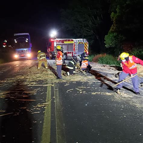 Madeira Cai De Carreta E Interdita Pista Da BR 470 Em Rodeio