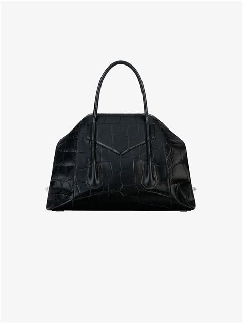 Antigona | Givenchy Lines | GIVENCHY Paris | GIVENCHY Paris