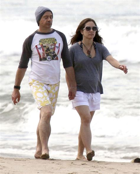 Robert Downey Jr & His Gorgeous Pregnant Wife Take Stroll On The Beach ...