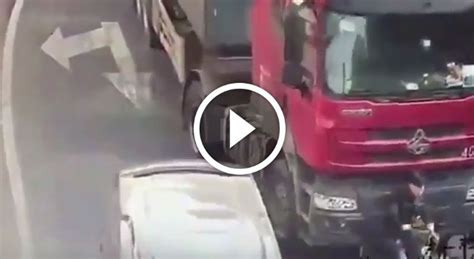 FINISCE SOTTO IL CAMION COL CICLOMOTORE SALVO PER MIRACOLO VIDEO