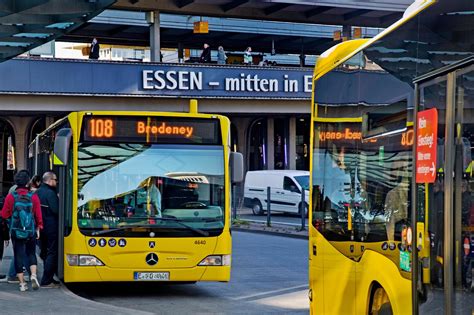 Bus Mit Eingeschaltetem Warnblinker Wann Man Berholen Darf Und Wann