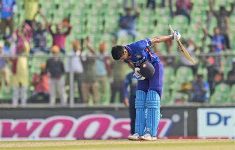 Shubman Gill and Virat Kohli celebrate Gill's hundred | ESPNcricinfo.com