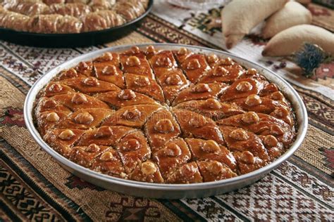 Baklava Turco En Una Bandeja Redonda Del Metal En Mantel Tradicional