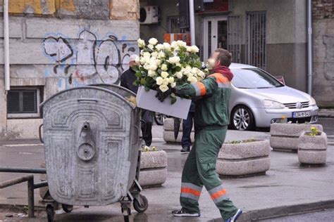 Radnik Kjkp Rad Bacio Cvije E I Svije E Nakon Odavanja Po Asti