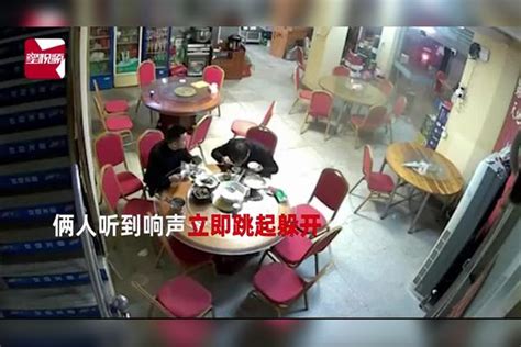 男子餐馆内吃饭车辆突闯店内，俩人跳起就跑与死神擦肩而过