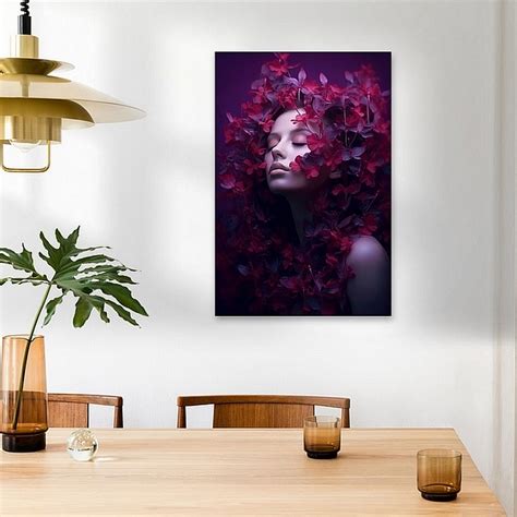 Vrouwelijk Portret Met Roze En Paarse Bloemen Sfeer Aan De Muur