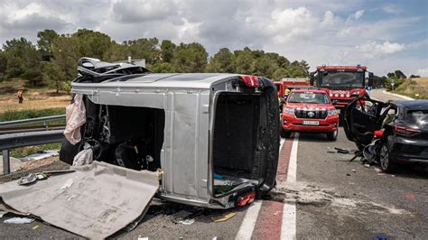 Tres morts i un ferit crític en un xoc frontal al Bages