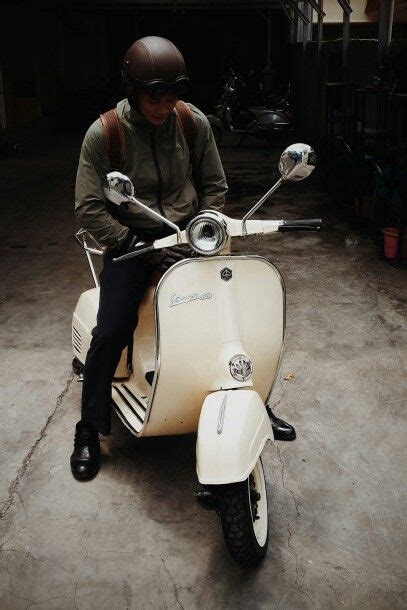 Cream Piaggio Vespa Super 150 1974