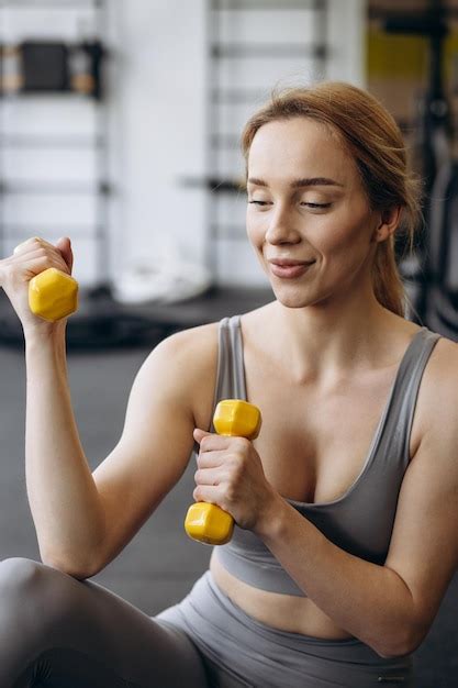 Mujer Haciendo Ejercicio Con Pesas En El Gimnasio Foto Premium