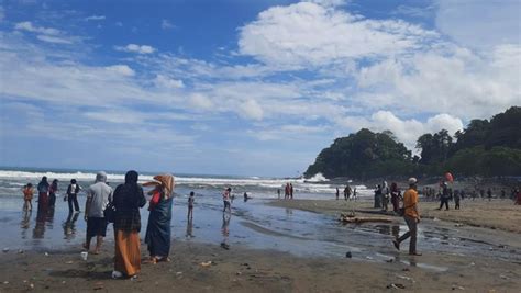 Libur Lebaran Sudah Lewat Pantai Karang Hawu Masih Tetap Padat