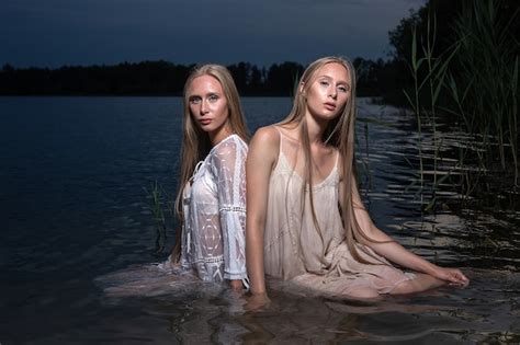 Deux Jolies Jeunes Soeurs Jumelles Aux Longs Cheveux Blonds Posant Dans