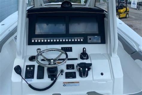 New 2023 Regulator 31 36607 Mobile Boat Trader