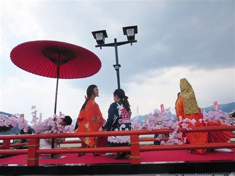 A Man And Woman Dressed In Heian Robes Heian Era Japan Grounds