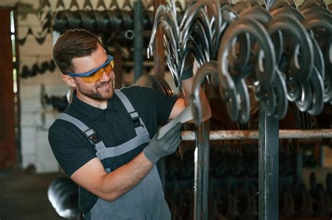 Teste De Qualidade O Homem De Uniforme Est Na Esta O De Trabalho