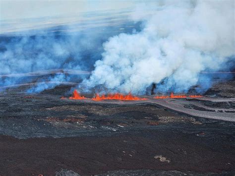 EN IMAGES À Hawaï l éruption spectaculaire du plus grand volcan actif