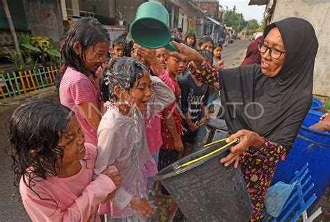 Tradisi Mandi Tolak Bala Antara Foto