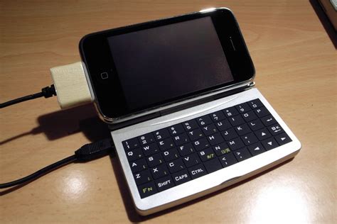 iPhone gets external keyboard! - IntoMobile