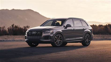 Audi Q7 2022 White Wallpaper