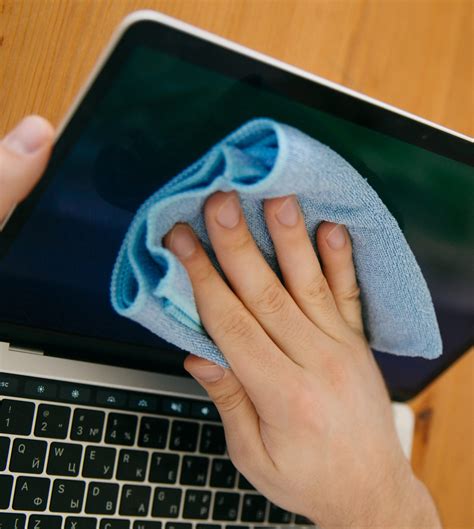 7 Quick And Spotless Steps On How To Clean Computer Screens Craft