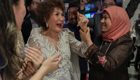 Ekspresi Sang Ibu Usai Michelle Yeoh Jadi Perempuan Asia Pertama Yang