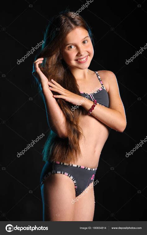 Atractiva Joven Adolescente Feliz Posando Bikini Oscuro Ni O Con Pelo