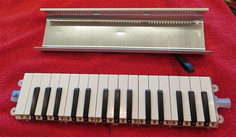 Yamaha 32 (vintage) Part II: Pianica P-32 - Melodica World