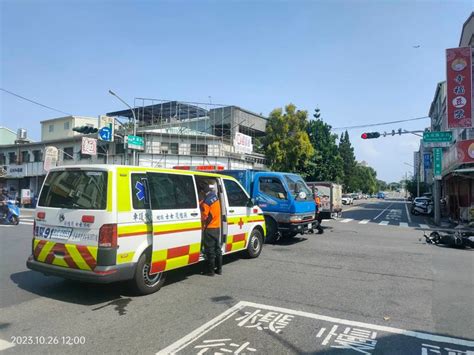 救護車鳴笛出勤疾病救護 慢速過路口仍挨撞！警查燈號釐清肇責