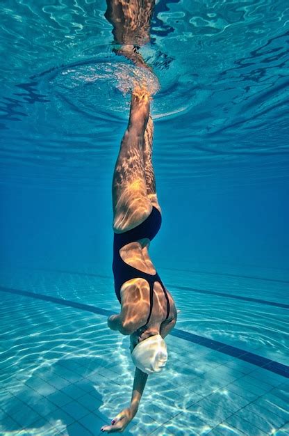 Mujer Nadando En La Piscina Foto Premium