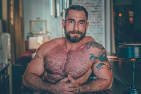 Conheça o Bear Naked Chef gatão urso que cozinha pelado Guia Gay São