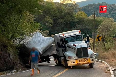 Tr Iler Sufre Accidente En Carretera Manzanillo A Minatitl N Solo