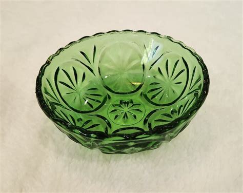 Vintage Anchor Hocking Green Glass Bowl Size 4 Pattern Star And Cameo Medallion Etsy