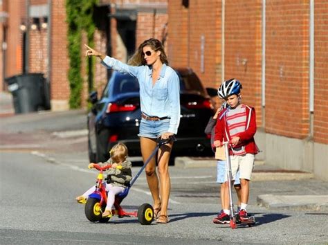 Gisele Bündchen FC FOTOS Gisele Bündchen passeia os filhos no parque