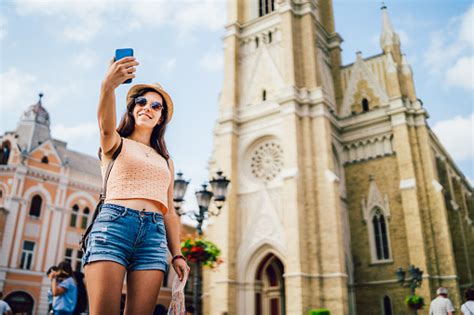 여성 관광 Selfies 만들기 셀카에 대한 스톡 사진 및 기타 이미지 셀카 만들기 미소 Istock