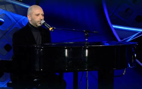 Checco Zalone Show A Sanremo Con La Favola Calabrese Che Prende In Giro