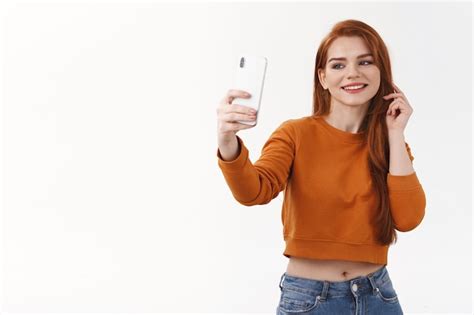 Alegre Mulher Jovem E Atraente Com Cabelo Ruivo Tirando Selfie Antes De