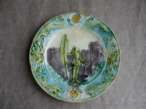 Assiette Ancienne En Barbotine Repr Sentant Jeanne D Arc Fa Ence D