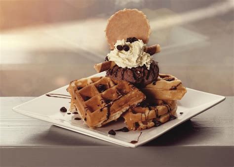 Waffles Belgas Con Helado Y Chocolate En Plato Blanco Sobre La Mesa En