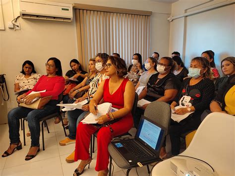 Profissionais de saúde passam por treinamento para notificar casos de