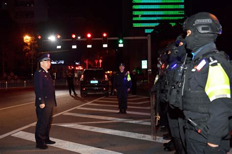 长沙警方开展社会面管控“显性警务”集中清查行动警力