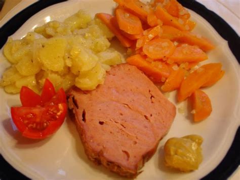 Warmer Leberkäs mit schwäbischen Kartoffelsalat und Möhrensalat