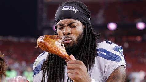 Celebrate Thanksgiving with these NFL players eating turkey