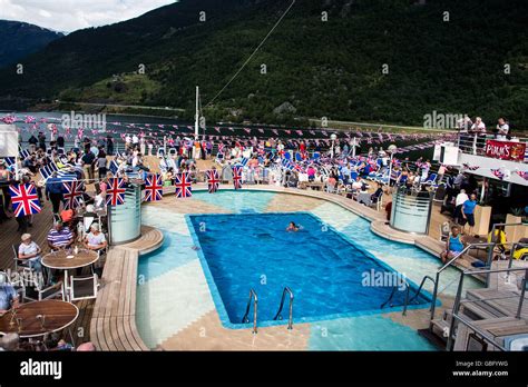 Swimming pool arcadia cruise ship hi-res stock photography and images ...