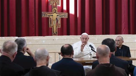 Francisco numa paróquia romana para dialogar um grupo de sacerdotes